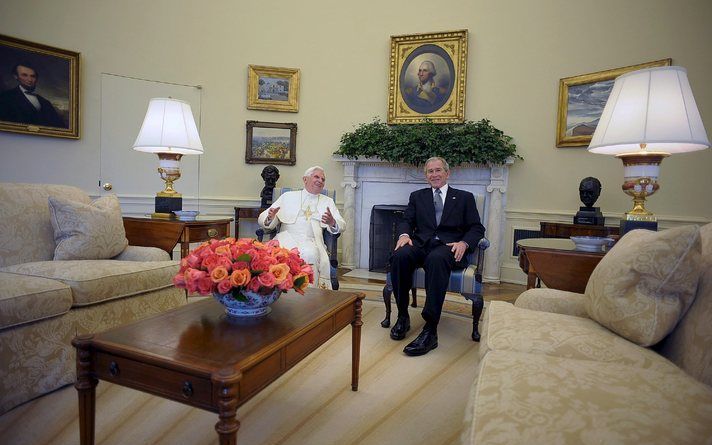 De paus ontmoet president Bush in de Oval Office.