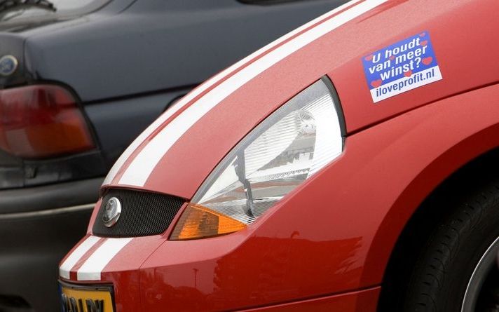 Jongeren die nog maar net hun rijbewijs hebben gehaald, mogen ’s nachts niet meer autorijden. Ook zouden ze de eerste tijd geen leeftijdsgenoten in hun auto mogen meenemen. Foto ANP