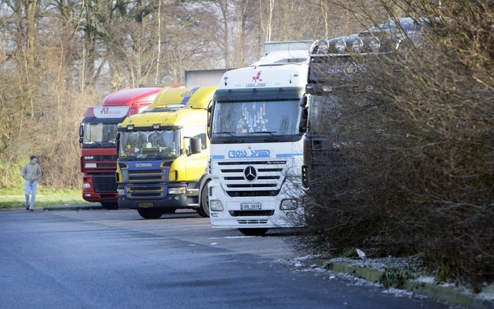 Bij de grensovergang op de A1 tussen Duitsland en Nederland wordt op Koninginnedag en Hemelvaartsdag een enorme drukte verwacht van vrachtwagens. De vluchtstrook wordt ingericht als parkeerplaats voor mogelijk wel zeshonderd trucks. Die mogen op donderdag