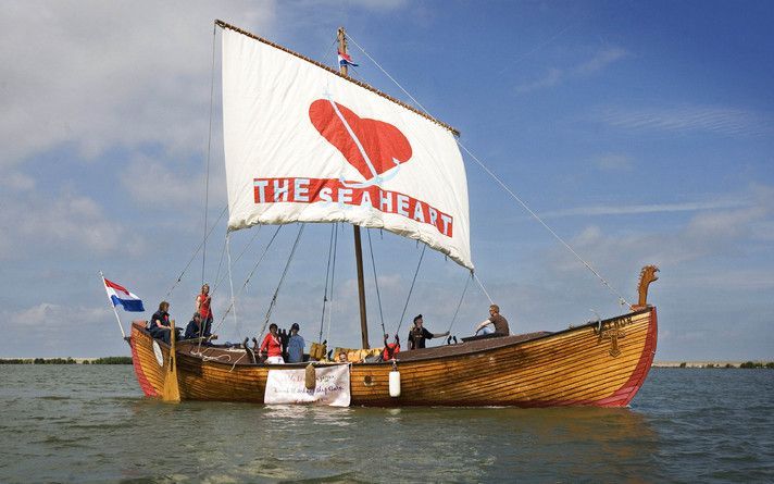 DEN HELDER - Het ijsstokjesschip van Robert McDonald heeft zijn reis moeten afbreken. Het schip raakte in de problemen op de Noordzee. Foto ANP