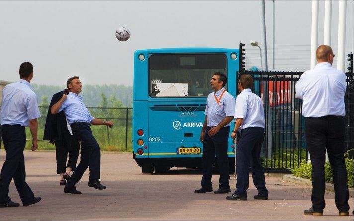 ALBLASSERDAM - Chauffeurs van het streekvervoer Arriva voetballen maandag bij de stalling van de bussen. Bussen van streekvervoerder Arriva staan maandag werkeloos in de remise in Alblasserdam. Foto ANP