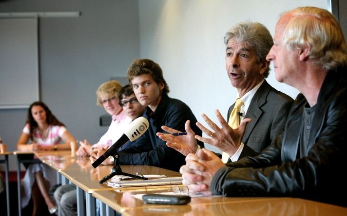 Minister Plasterk neemt de 'Visienota homoseksualiteit' in ontvangst op het Wartburgcollege in Rotterdam. Foto Sjaak Verboom