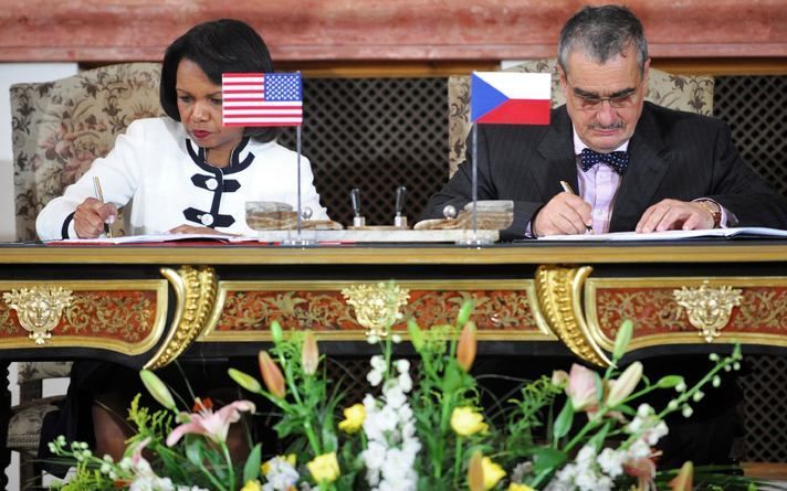 De Amerikaanse minister van Buitenlandse Zaken Condoleezza Rice heeft dinsdag een verdrag met Tsjechië ondertekend dat het omstreden raketschild mogelijk moet maken. De Verenigde Staten gaan op Tsjechische bodem een radarstation bouwen om eventuele rakett