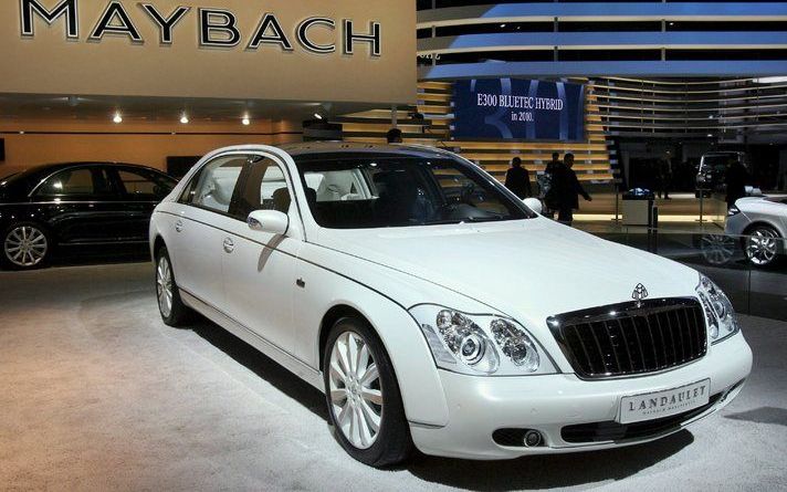 STUTTGART - Een Maybach. Het moederbedrijf van Maybach, Daimler, heeft donderdag zijn winstverwachting voor 2008 verlaagd wegens de stijgende materiaalkosten, de sterke euro en de afzwakkende wereldeconomie. Foto EPA