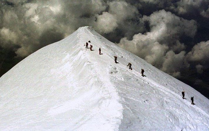 COURMAYEUR - Vier Nederlandse alpinisten zijn donderdag om het leven gekomen op het massief van de Mont Blanc in Italië. Foto EPA