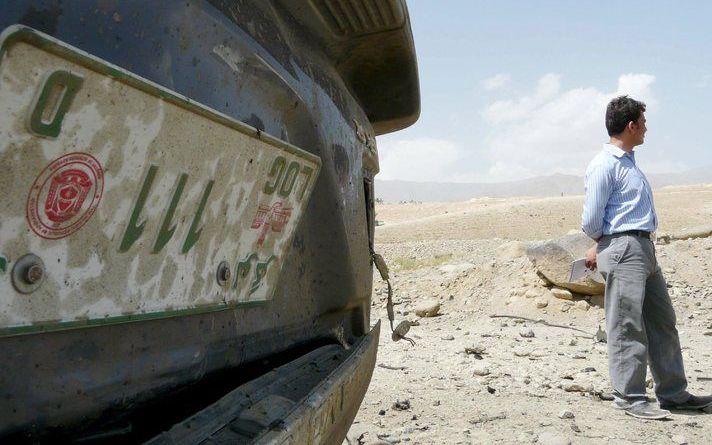 KABUL – De gekantelde auto van gouverneur Abdullah Wardak van de provincie Logar in Afghanistan. Hij kwam zaterdag samen met drie van zijn bodyguards om het leven bij een aanslag met een bermbom. Behalve tegen militairen van de internationale coalitie waa