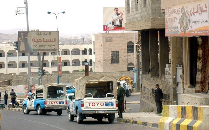 Voor de ingang van de Amerikaanse ambassade in Sanaa, de hoofdstad van Jemen, ging woensdagmorgen een autobom af. Foto EPA