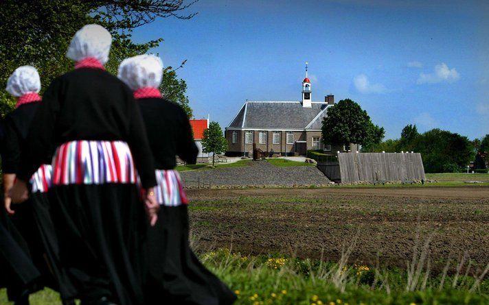 SCHOKLAND - Leden van het Schokkerkoor in Schokland. Werelderfgoed Schokland is vanaf zaterdag officieel een dorp. Het voormalige eiland scheidt zich daarmee af van de gemeente Ens en Nagele. Foto ANP