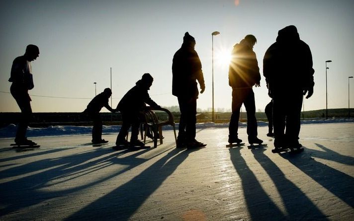 UTRECHT – De eerste slagen op het ijs deze week verlopen niet voor iedere schaatser even geslaagd. In de regio Utrecht en Gelderland druppelen de ijsliefhebbers met kneuzingen en botbreuken de spoedeisende hulp binnen. Foto ANP