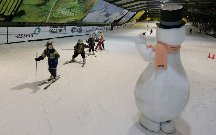 ZOETERMEER– Snowworld in Zoetermeer heeft zaterdag een groot deel van de ochtend en middag zonder stroom gezeten door een breuk in een stroomkabel. Rond half vijf had het energiebedrijf noodaggregaten opgestart, waardoor de koelinstallaties konden worden 