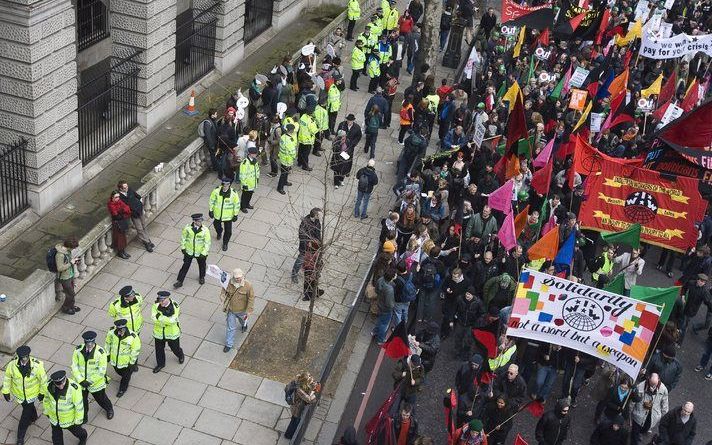 LONDEN - De wereldeconomie zal aan het eind van 2010 weer groeien. Dit staat in een voorlopige versie van de gezamenlijke verklaring die de leiders van de belangrijkste economiëen donderdag na de G20-top in Londen naar buiten gaan brengen. Foto EPA