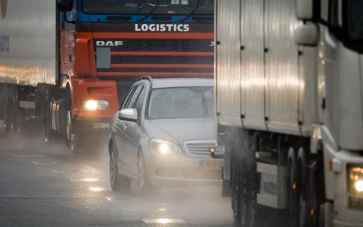 BRUSSEL – De kans op een omstreden fileheffing voor vrachtwagens in de EU groeit. Nederland heeft bij het verzet hiertegen maar weinig medestanders, constateerde minister Eurlings (Verkeer) maandag bij EU–beraad. Foto ANP