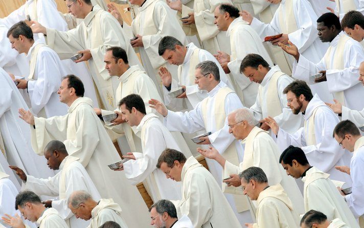 DUBLIN – Priesters in Ierland hebben tussen 1975 en 2004 waarschijnlijk duizenden kinderen seksueel misbruikt. Dat heeft de aartsbisschop van Dublin gisteren gezegd. Foto EPA