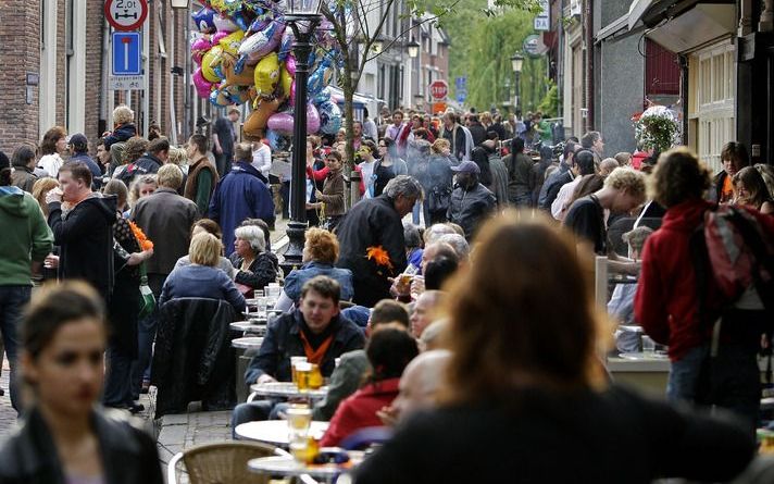 UTRECHT - In de Utrechtse Breedstraat is het woensdagavond gezellig druk. In Utrecht is om zes uur de vrijmarkt begonnen. In de binnenstad mogen mensen spullen verkopen. De markt gaat door tot donderdagavond zes uur. Foto ANP