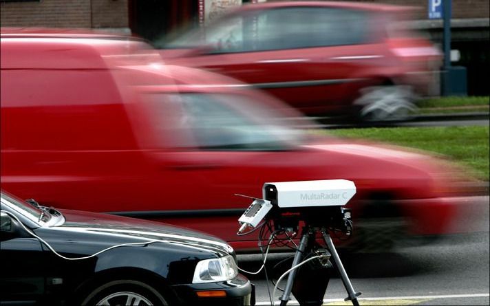 LONDEN – Een topfunctionaris van een Brits bedrijf dat flitsapparaten maakt, is zelf geflitst toen hij zo’n vijftig kilometer per uur te snel reed. Hij raakte woensdag voor zes maanden zijn rijbewijs kwijt. Foto ANP