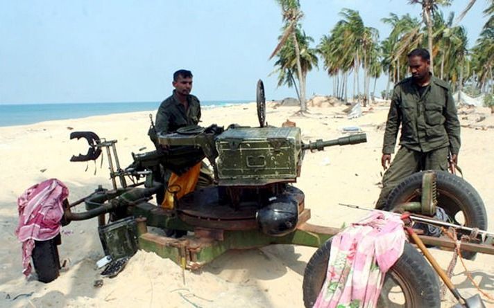 Sri Lankaanse soldaten met afweergeschut. Foto EPA