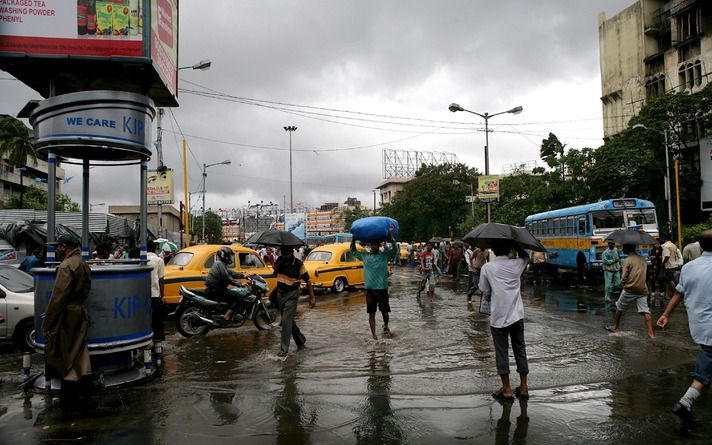 CALCUTTA - Ondergelopen straten in Calcutta. Foto EPA