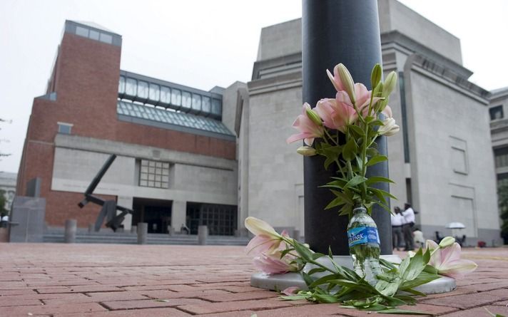 WASHINGTON - Bloemen voor de omgekomen bewaker voor het Holocaust Museum in Washington. Foto EPA