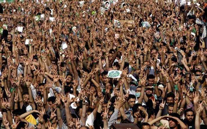 TEHERAN – De massademonstratie van de Iraanse oppositie tegen de omstreden herverkiezing van president Mahmoud Ahmadinejad in Teheran is maandag opgeschrikt door schoten. Foto EPA