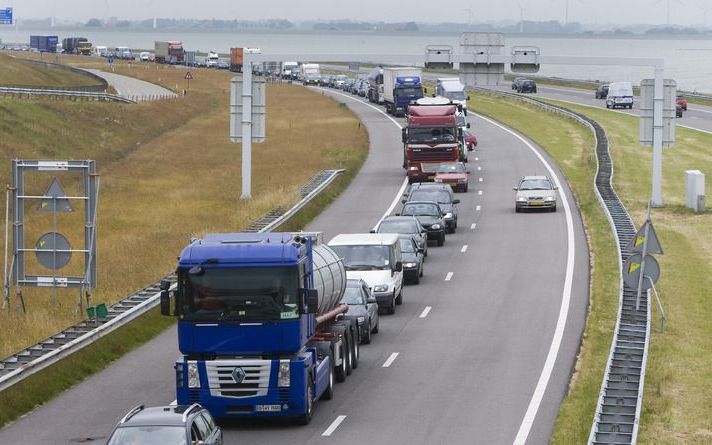 Automobilisten staan dit jaar minder lang in de files op de Nederlandse snelwegen dan in voorgaande jaren. Foto ANP