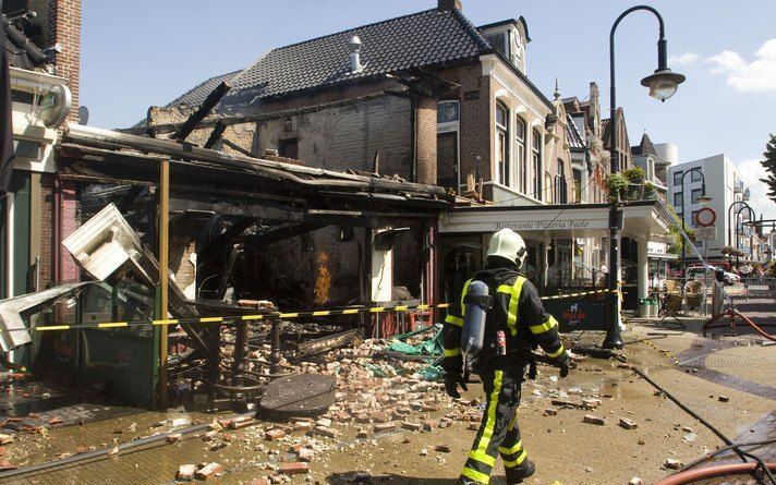 Brandweer donderdag in het centrum van Heerenveen bij twee cafe's die vanmiddag afgebrand zijn. Na uren blussen gaf de brandweer om twee uur het sein brand meester. Foto ANP