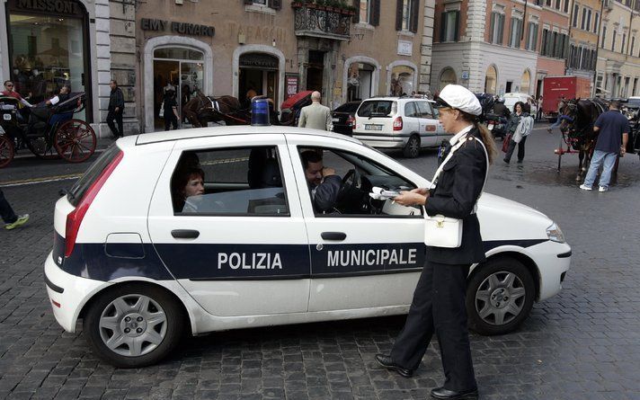 De Italiaanse politie controleert extra bij het binnenrijden van de zogeheten Zona Traffica Limitato. Foto ANP