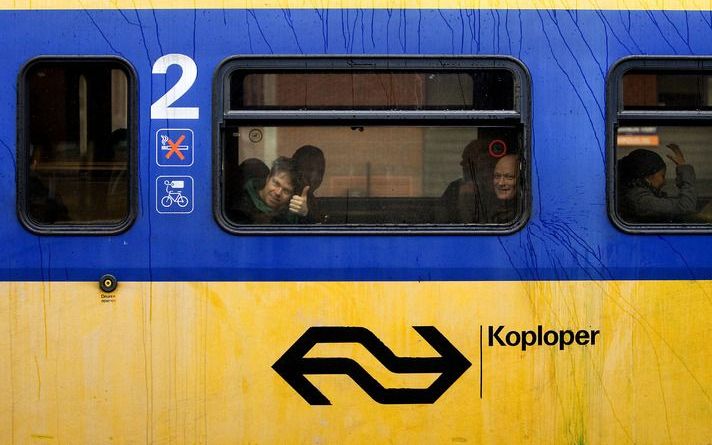 ROTTERDAM (ANP) – Rotterdam breidt dinsdag het ov-verbod uit. Reizigers die vernielingen aanrichten of personeel bedreigen op tramlijn 23, krijgen een reisverbod van maximaal twee maanden op de lijn.