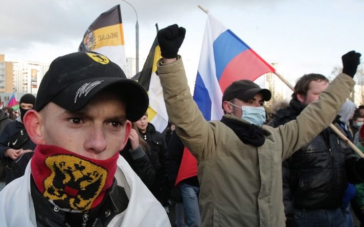 MOSKOU - Jonge Russische nationalisten roepen leuzen tijdens een demonstratie in Moskou. Woensdag vierden de Russen de jaarlijkse Dag van Nationale Eenheid. Foto EPA