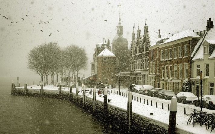 DORDRECHT - Het Groothoofd in de sneeuw in het centrum van Dordrecht biedt zondag een fraai oudhollands plaatje. Foto ANP