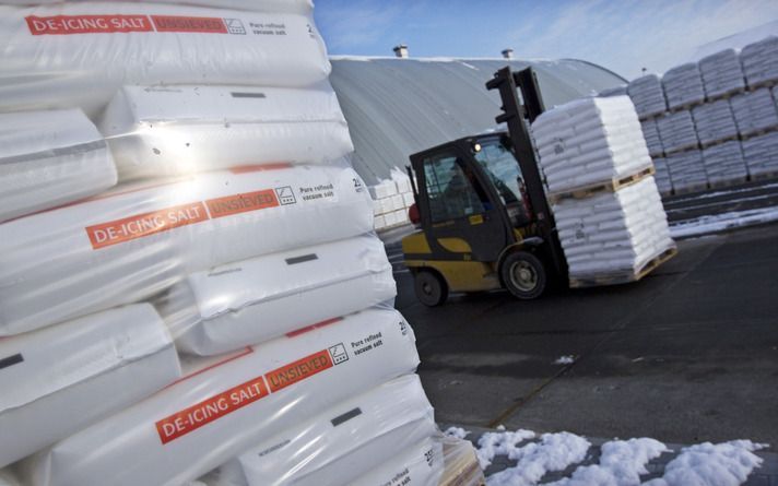 De beslissing van economieminister Van der Hoeven om maximaal 100.000 ton extra zout uit de Friese bodem te halen, baart voorzitter Pieter de Haan van de Friese Milieu Federatie grote zorgen. Foto ANP