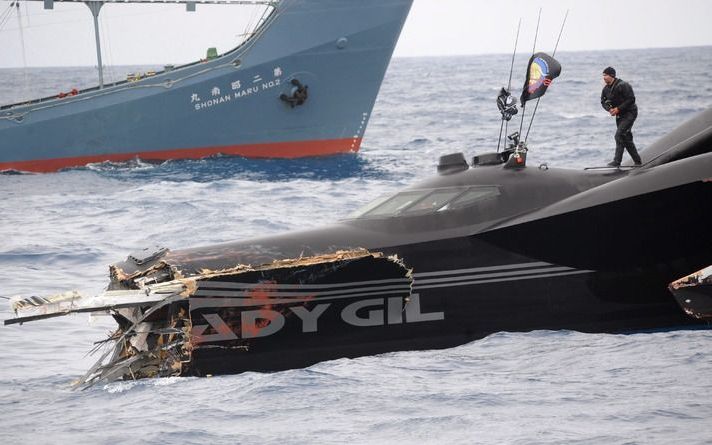 SYDNEY/WELLINGTON - De gehavende Sea Shepherd is vrijdag gezonken. Foto EPA