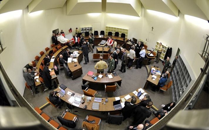 John Demjanjuk wordt de rechtszaal binnengedragen. Foto EPA