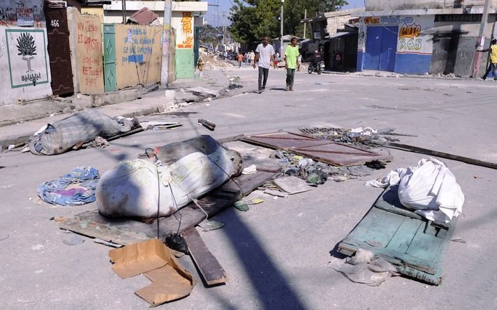 Lichamen van omgekomen Haïtianen in de straten van Port-au-Prince. Foto EPA