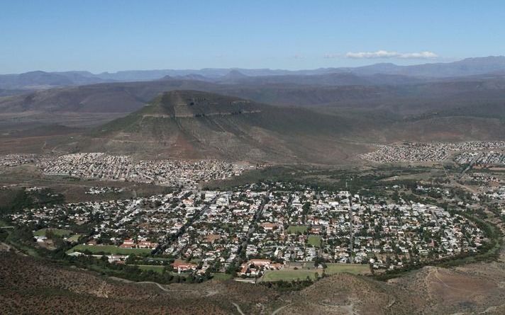 Graaff-Reinet vanaf het gebergte rond de Vallei van Verlatenheid. Linksachter township UMasizakhe, rechtsachter township Kroonvale. Foto's Vidiphoto