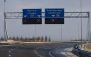 De snelweg A5 (Hoofddorp-Haarlem) is woensdagochtend in beide richtingen afgesloten door ijzel. De ijzel wordt veroorzaakt door regenbuien die op de bevroren grond vallen. Foto's ANP