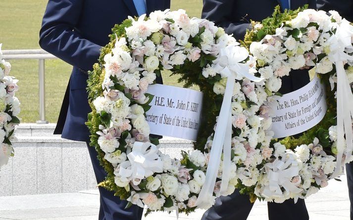 HIROSHIMA. De Amerikaanse minister van Buitenlandse Zaken John Kerry (l) en zijn Britse ambtgenoot Philip Hammond legden vandaag in het Japanse Hiroshima een krans bij het monument dat herinnert aan de atoomaanval van 1945. beeld AFP, Kazuhiro Nogi