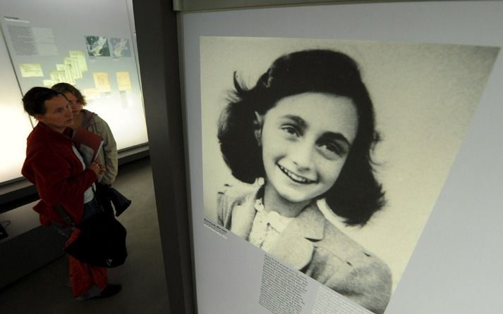 Een afbeelding van Anne Frank in het voormalig concentratiekamp Bergen-Belsen. Foto EPA.