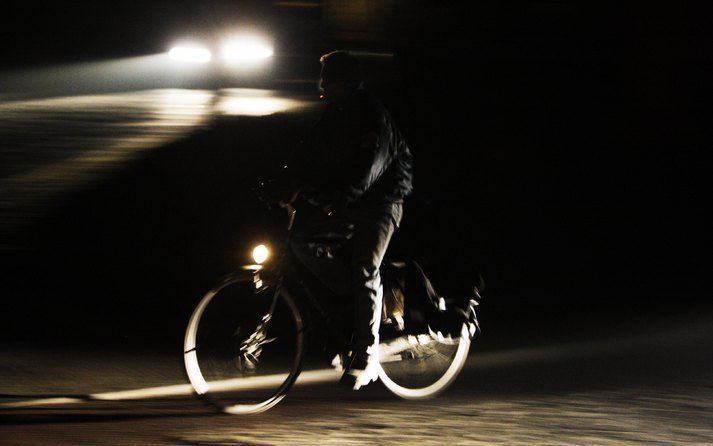 Het is donker in Zaltbommel. Het duurt nog wel even voor de stroomvoorziening is hersteld. - Foto ANP