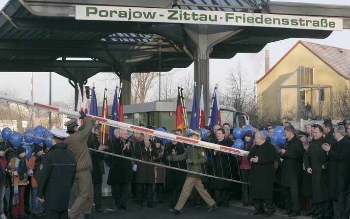 ZITTAU – Leden van de Duitse en Poolse grenspolitie openen tijdens een feestelijke bijeenkomst de Duits Poolse grens in Zittau. Negen nieuwe lidstaten in Oost Europa werden vrijdag deel van het Schengengebied. Foto EPA