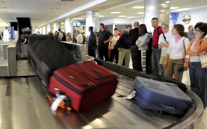 De Amerikaanse luchtvaartmaatschappij United Airlines gaat haar passagiers 15 dollar vragen voor iedere ingecheckte koffer of tas. Dat maakte het bedrijf donderdag bekend. Eerder deed concurrent American Airlines een vergelijkbare aankondiging. Foto EPA