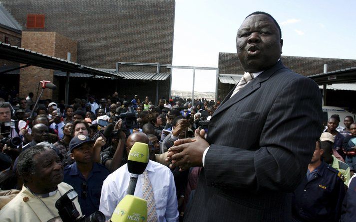 HARARE &#61559;– Oppositieleider Tsvangirai maakte gisteren bekend dat hij uit de race voor het Zimbabwaanse presidentschap stapt. Deze foto werd eind vorige maand gemaakt tijdens een bijeenkomst in Zuid Afrika. Na de eerste ronde van de verkiezingen eind