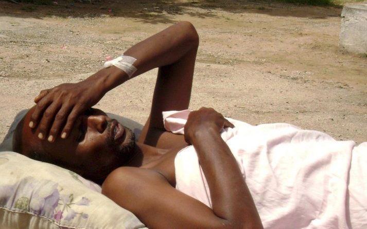 MOGADISHU – De Somalische hoofdstad Mogadishu is al lang een bron van geweld. Op de foto een man die gewond raakte bij gevechten in de Somalische hoofdstad Mogadishu op 2 juli 2008. Hij raakte gewond bij de hevige strijd die er momenteel heerste tussen Et