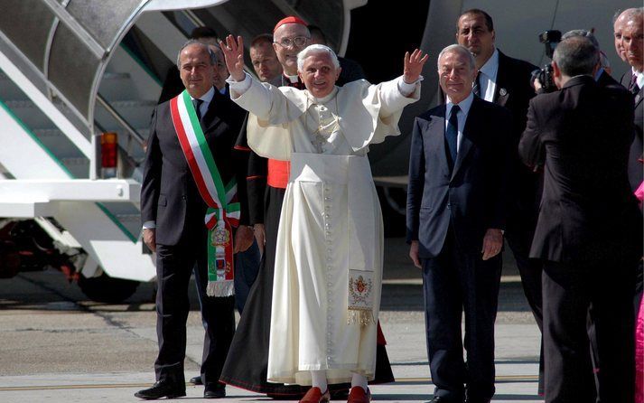 ROME - Paus Benedictus XVI zwaait naar fotografen op het internationale vliegveld 'Leonardo da Vinci' vlakbij Rome. Foto EPA