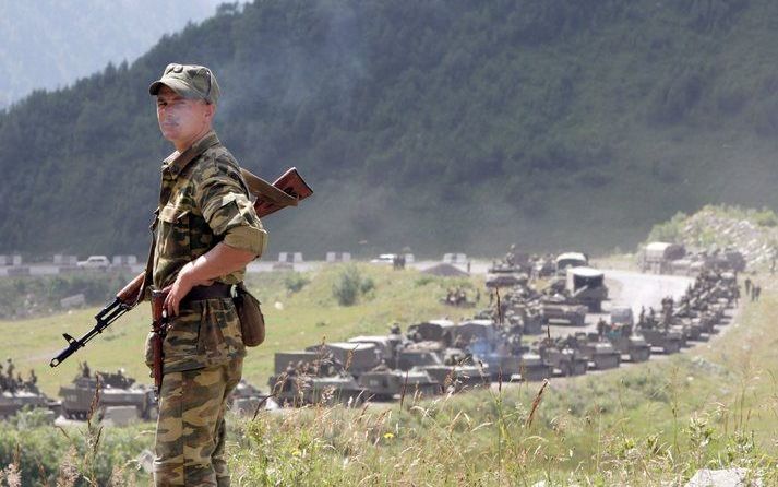 TBLISI - Een colonne Russische tanks en pantservoertuigen heeft de Georgische stad Gori verlaten en rijdt in zuidelijke richting naar Tbilisi. Op de foto Russische troepen zaterdag op weg naar Zuid-Ossetië. Foto EPA