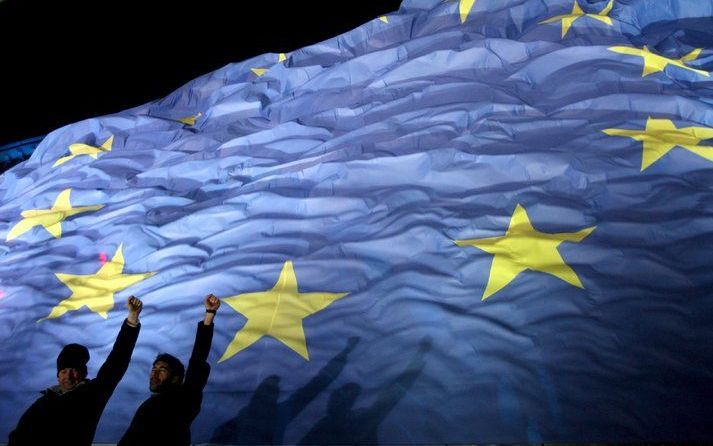 BRUSSEL - De Europese blauwe vlag met twaalf sterren, het Europese volkslied en het Europese motto (”Eenheid in verscheidenheid”) krijgen een veel prominentere plek binnen de mores van het Europees Parlement. De commissie constitutionele zaken van het EP 