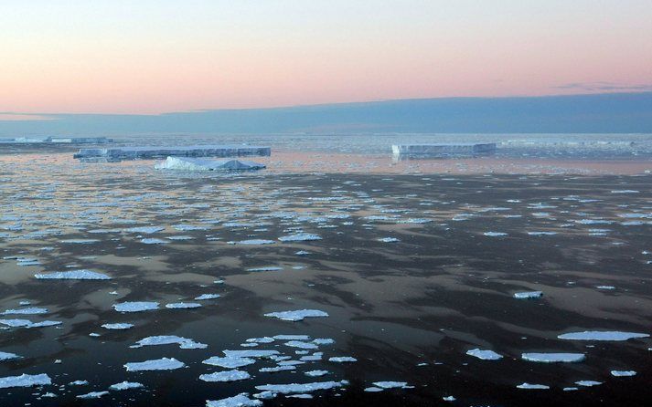 OSLO – Nieuwe gegevens over een recordafname van het ijs rond de Noordpool deze zomer onderstrepen de noodzaak het overleg over een nieuw klimaatverdrag te bespoedigen. Dat heeft het Wereldnatuurfonds maandag gezegd. Foto EPA