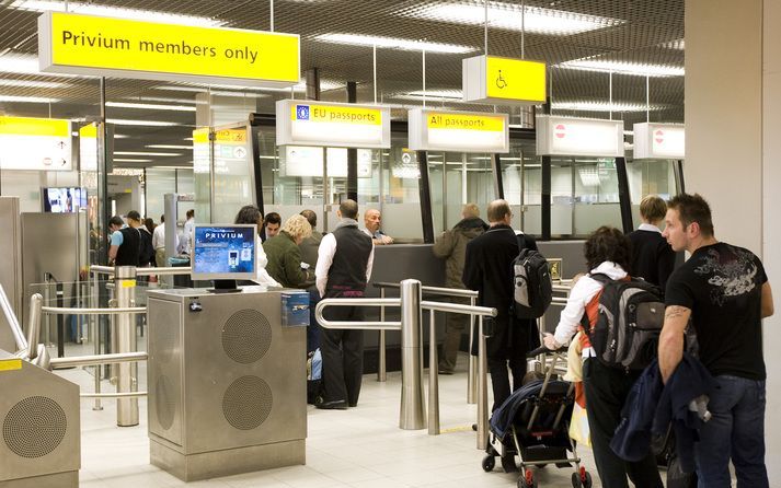 Het expertisecentrum luchthavens van de marechaussee meldt dat onder meer Schiphol kwetsbaar is voor criminaliteit. Foto ANP