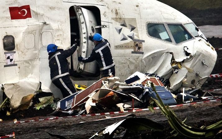 ZWANENBURG - De drie piloten in de cockpit haddden geen schijn van kans. Foto ANP