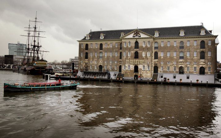 AMSTERDAM – Het Scheepvaartmuseum in Amsterdam wordt gerenoveerd en krijgt nieuwe tentoonstellingen, onder andere over walvissen, globes en maritieme kunst. De binnenplaats wordt overdekt met een glazen kap met een spanwijdte van 50 meter. Bij het monumen