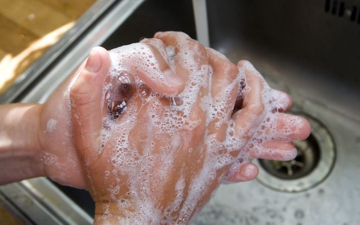 De gezondheidsdiensten adviseren de scholen om kinderen onder andere aan te leren de handen vaak te wassen met water en zeep en een hand voor de mond te houden als ze hoesten. Foto ANP